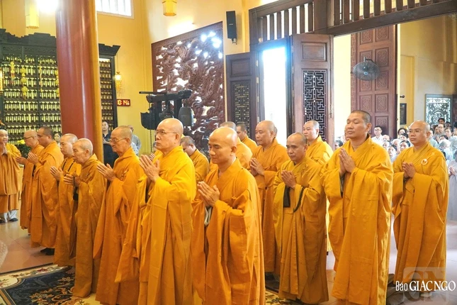 Chư tôn đức tưởng niệm cố Hòa thượng Thích Huệ Thới