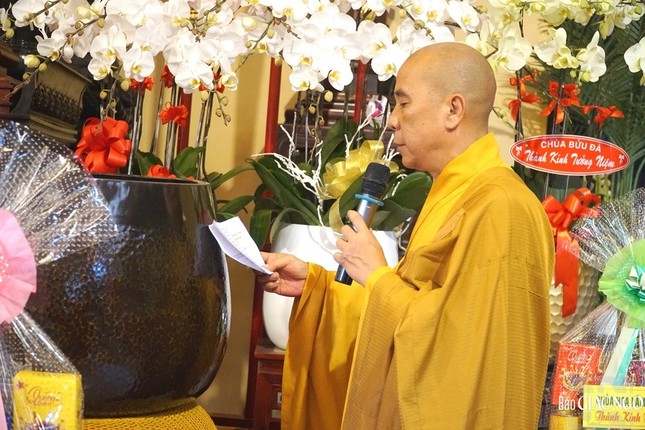 Thượng tọa Thích Quảng Chơn, Trưởng ban Nghi lễ GHPGVN TP.HCM, tri sự tổ đình Ấn Quang xướng lễ tưởng niệm