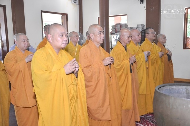 Chư tôn đức Ban Thường trực Ban Trị sự GHPGVN TP.HCM viếng tang