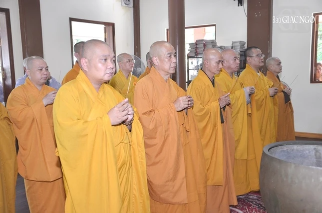 Chư tôn đức Ban Thường trực Ban Trị sự GHPGVN TP.HCM viếng tang