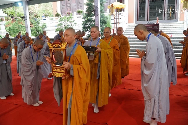 Giới tử thành tâm cung kính lãnh thọ những lời giáo giới