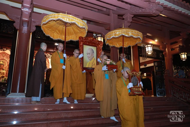 Cung thỉnh pháp tướng Trưởng lão Hòa thượng rời tổ đường chùa Huệ Nghiêm quang lâm giới trường Việt Nam Quốc Tự