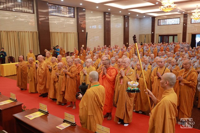 Chư tôn đức Ban Kiến đàn, Hội đồng Thập sư nhị bộ thành kính đảnh lễ Pháp tướng Đại lão Hòa thượng Thích Bửu Huệ tại giới trường Việt Nam Quốc Tự