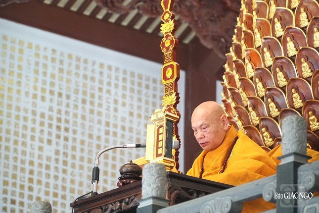 Hòa thượng Thích Thiện Nhơn, đương vi Hòa thượng Đường đầu trao giới tướng cho các giới tử