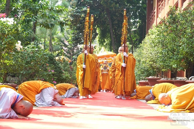 Giới tử ngũ thể đầu địa, giới thể châu viên đảnh lễ tạ ân Hội đồng Thập sư đã trao truyền giới pháp