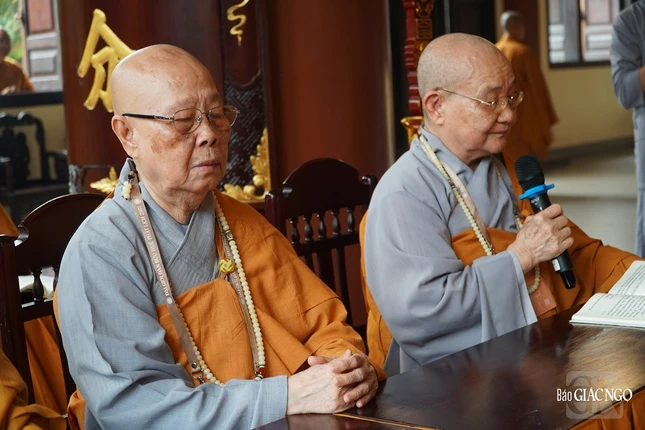 Ni trưởng Thích nữ Hải Thành hướng dẫn các giới tử cầu thỉnh Yết-ma và tôn chứng Tăng-già