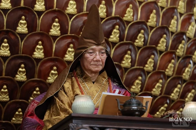 Trưởng lão Hòa thượng Thích Minh Thông trao tam tụ tịnh giới đến các loài tình thức