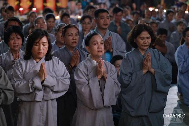 Đông đảo thiện nam tín nữ, Phật tử tham dự cầu nguyện cho người thân quá vãng