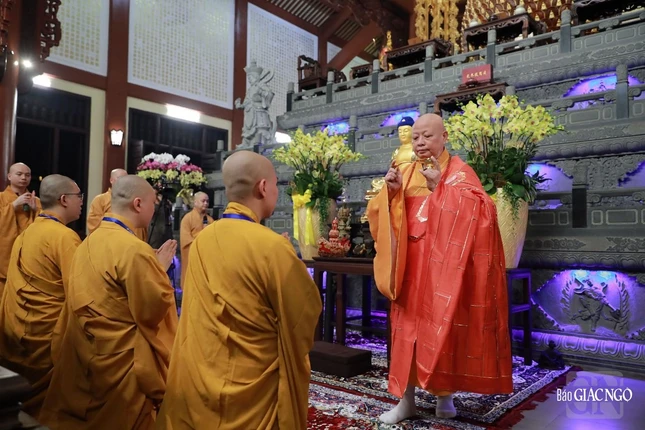 Các giới tử và Phật tử thay thế thân nhân quá vãng hiện diện cầu nguyện