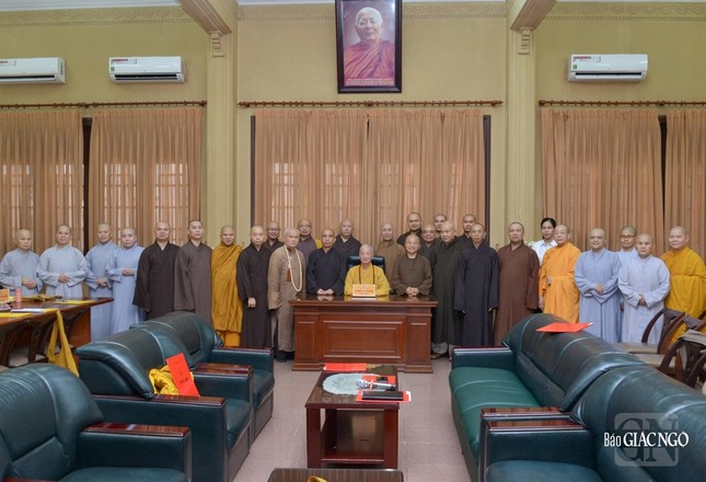 Chụp hình lưu niệm tại buổi trao quyết định bổ sung Thành viên Hội đồng Điều hành và lãnh đạo các khoa sáng nay, 30-11