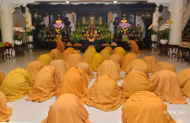 Chư tôn đức ngũ thể đầu địa cảm niệm thâm ân