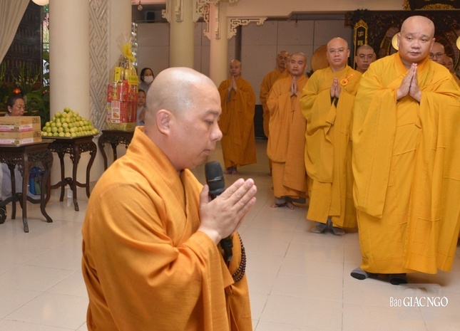 Thượng tọa Thích Trí Thông, phó trụ trì chùa Viên Giác cảm tạ tri ân