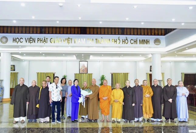 Tặng hoa, lưu niệm