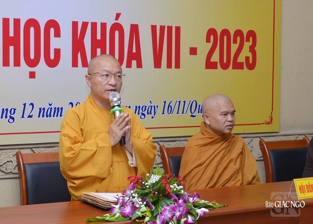 Thượng tọa Thích Nhật Từ sách tấn đến các học viên Thượng tọa Thích Nhật Từ sách tấn đến các học viên