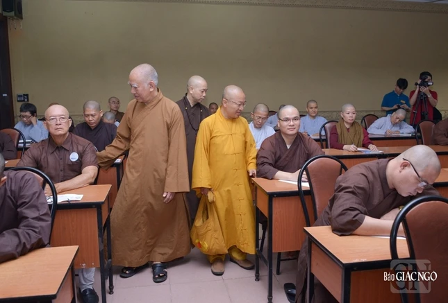 Chư tôn đức Hội đồng Điều hành động viên các thí sinh tham gia kỳ thi tuyển sinh thạc sĩ Phật học khóa VII năm 2023 Chư tôn đức Hội đồng Điều hành động viên các thí sinh tham gia kỳ thi tuyển sinh thạc sĩ Phật học khóa VII năm 2023