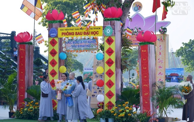 Học viên các khoa làm cổng trại chào mừng ngày tốt nghiệp, cũng như lưu dấu những năm tháng huynh đệ cùng tu học dưới mái trường học viện thân thương