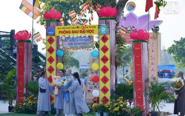 Học viên các khoa làm cổng trại chào mừng ngày tốt nghiệp, cũng như lưu dấu những năm tháng huynh đệ cùng tu học dưới mái trường học viện thân thương