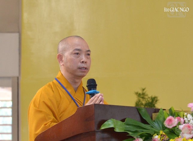 Thượng tọa Thích Quang Thạnh, Phó Viện trưởng, Tổng Thư ký đọc quyết định công nhận tốt nghiệp