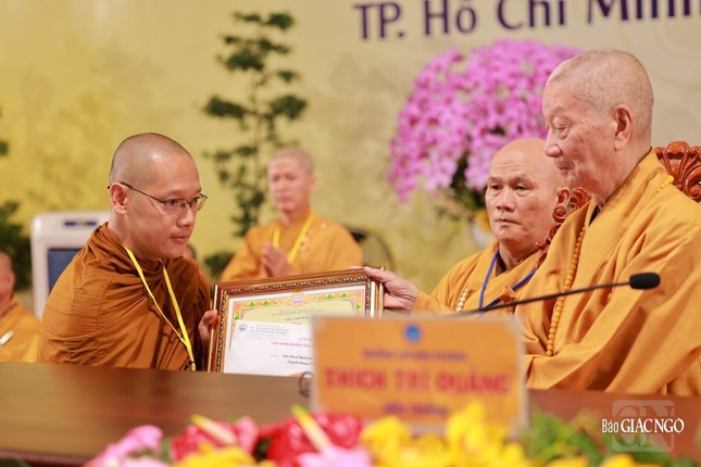 Đại lão Hòa thượng Thích Trí Quảng, Viện trưởng Học viện Phật giáo VN tại TP.HCM trao Bằng Tiến sĩ Phật học đến Đại đức Thích Định Phúc Đại lão Hòa thượng Thích Trí Quảng, Viện trưởng Học viện Phật giáo VN tại TP.HCM trao Bằng Tiến sĩ Phật học đến Đại đức Thích Định Phúc