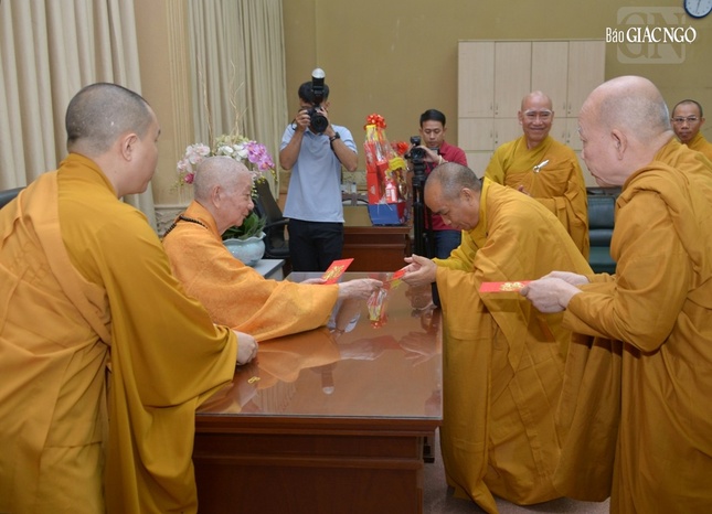 Đại lão Hòa thượng Viện trưởng trao lộc đầu năm