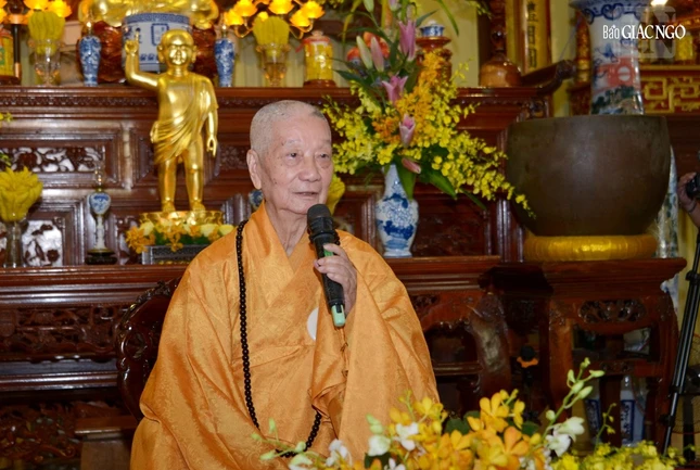 Đức Pháp chủ sách tấn đến môn hạ tổ đình Tường Vân và thiền viện Vạn Hạnh