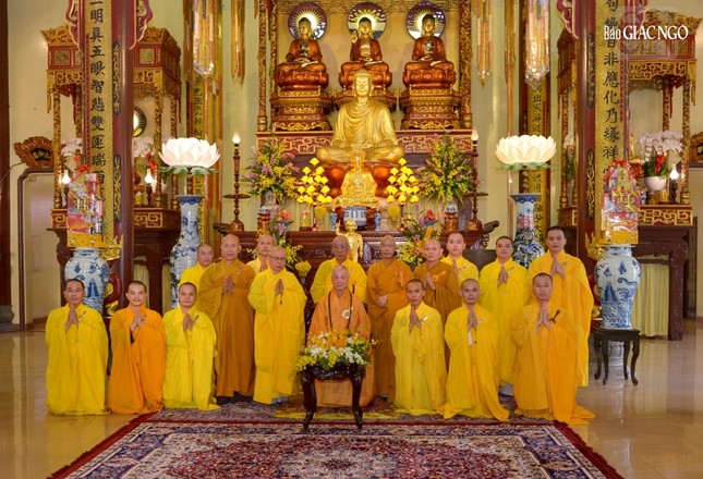 Môn hạ tổ đình Tường Vân và thiền viện Van Hạnh lưu niệm bên Đức Pháp chủ GHPGVN