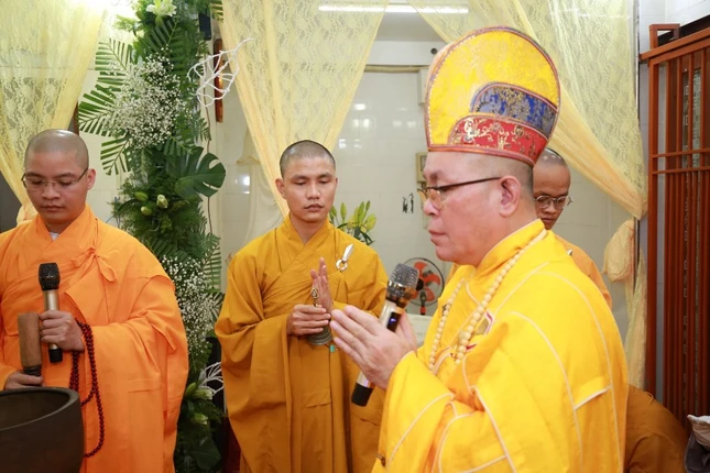 Thượng tọa Thích Đạt Đức sám chủ tang lễ