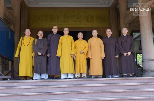 Lưu niệm với phái đoàn Phật giáo tỉnh Đồng Nai