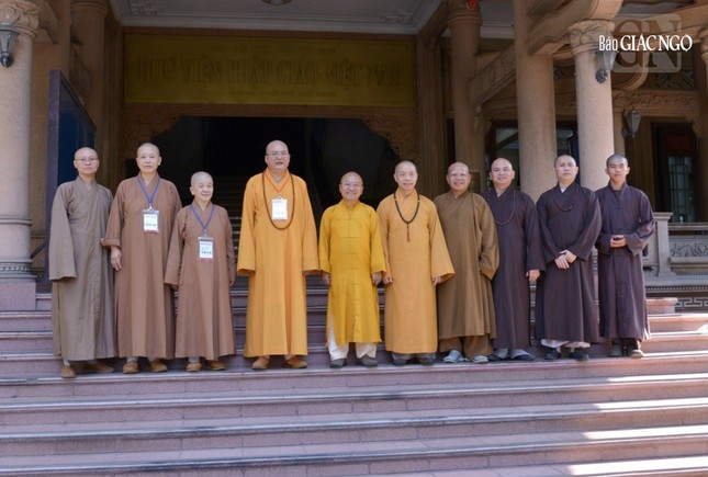 Phật học viện Viên Quang chụp hình cùng Hội đồng Điều hành Học viện Phật giáo VN tại TP.HCM sau lễ ký kết