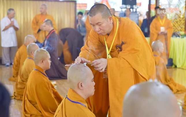 Các giới tử tấn hương cúng dường Tam bảo