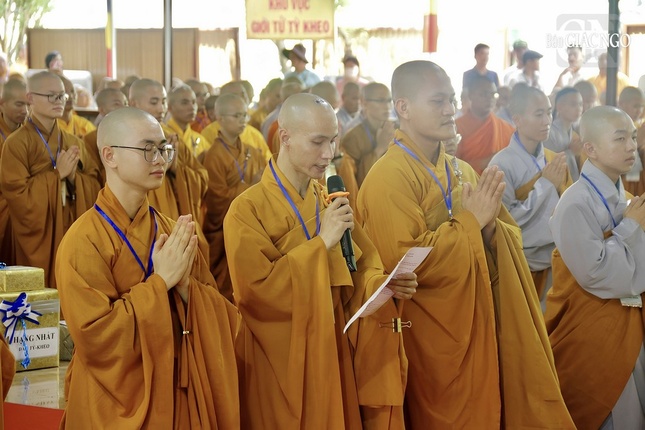 Đại diện giới tử phát nguyện trì giới