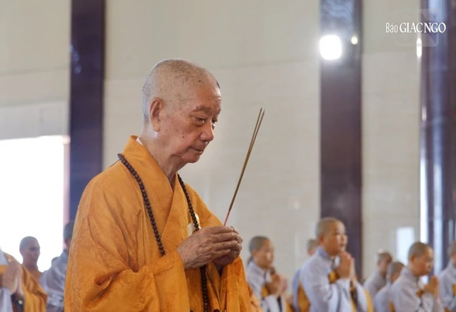 Đức Pháp chủ GHPGVN niêm hương bạch Phật, Tổ trước khi tác pháp an cư cho đại chúng