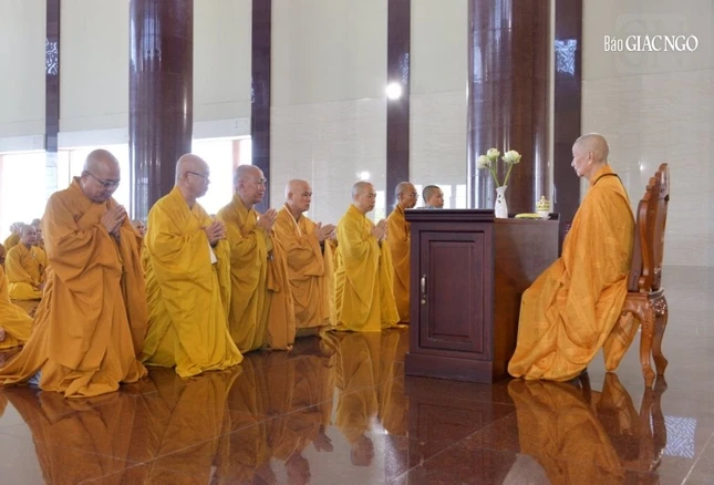 Đức Pháp chủ GHPGVN, thiền chủ hạ trường Học viện nhận tác pháp an cư của chư tôn đức Hội đồng Điều hành