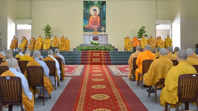 Chư tôn đức lãnh đạo Học viện, các khoa và Tăng Ni sinh nghe pháp trong khóa huân tu