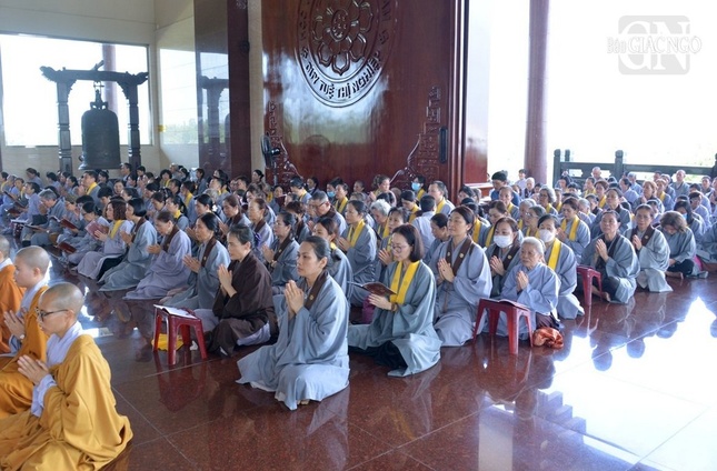 Phật tử đạo tràng Pháp Hoa cộng tu và ngoại hộ cho ngày đầu tiên của khóa huân tu tại Học viện