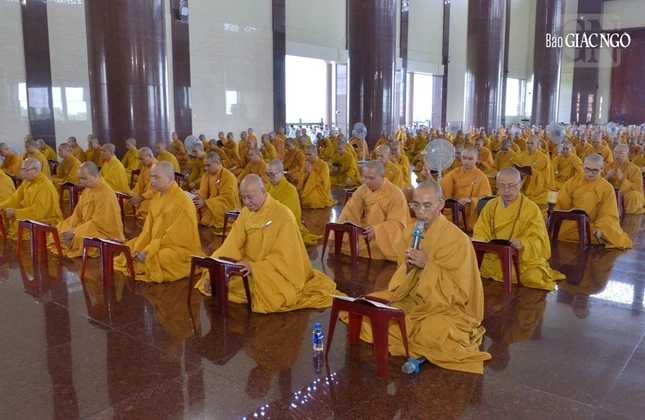 Thượng tọa Thích Phước Lượng, Phó Viện trưởng Học viện, Trưởng ban Quản viện Tăng hướng dẫn đại chúng tụng kinh Dược Sư tại chánh điện