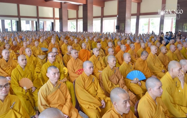 Chư Tăng sinh đang tu học nội trú đón nhận lời sách tấn cho ngày đầu tiên của khoá huân tu