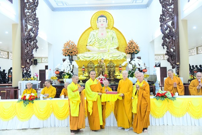 Đại diện Ban Chức sự hạ trường đón nhận tịnh tài, tịnh vật cúng dường