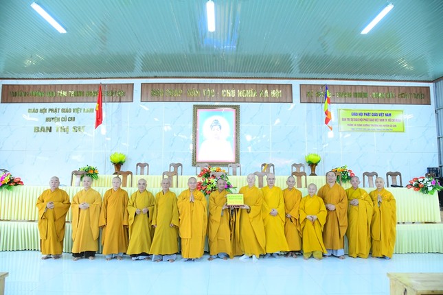 Trao tịnh tài, tịnh vật cúng dường đến chư hành giả an cư tại trường hạ chùa Pháp Thành