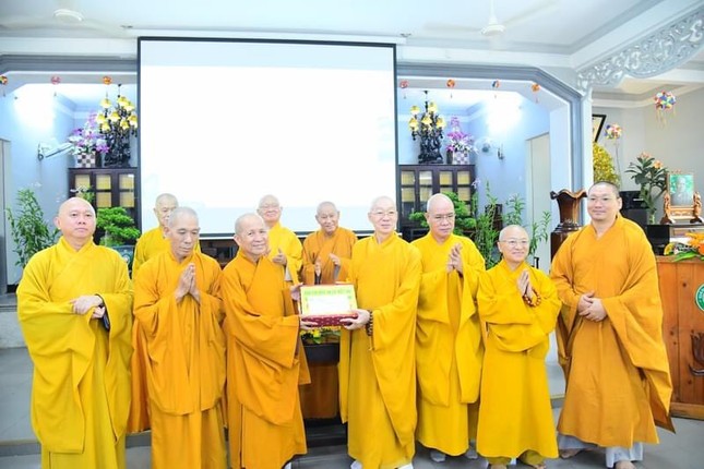 Đoàn trao tịnh tài, tịnh vật cúng dường trường hạ chùa Huỳnh Kim