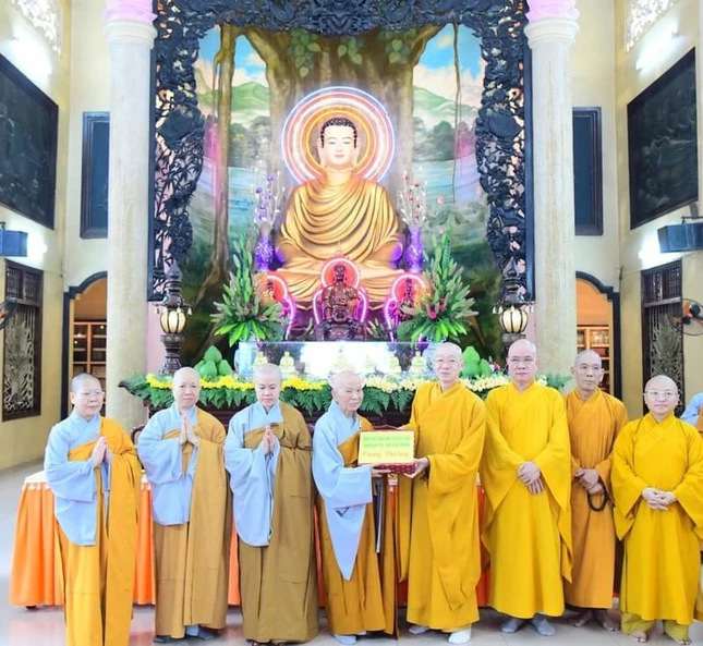 Hòa thượng Thích Hiển Đức trao tịnh tài, tịnh vật cúng dường trường hạ