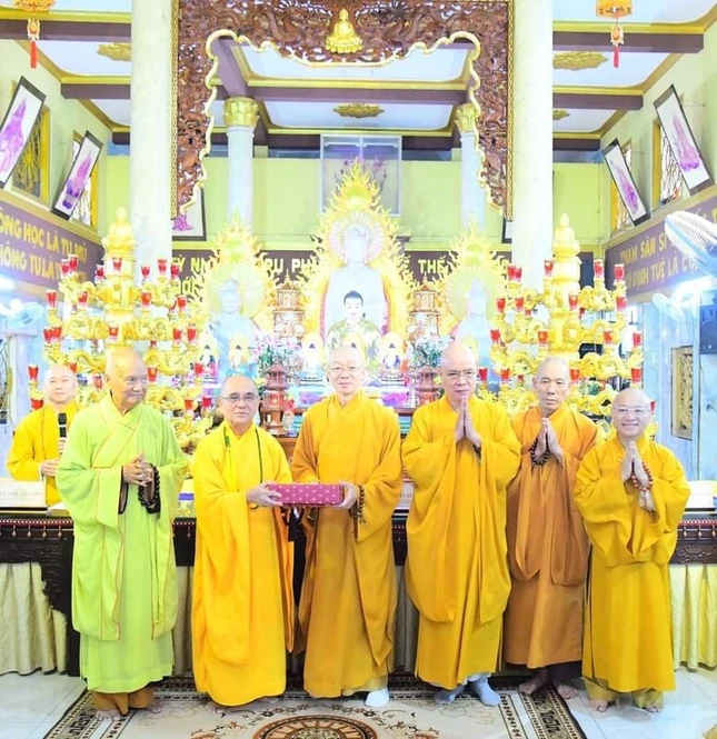 Trao tịnh tài, tịnh vật cúng dường trường hạ