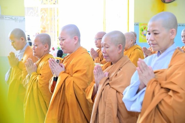 Đại diện Ban Chức sự hạ trường dâng lời tác bạch