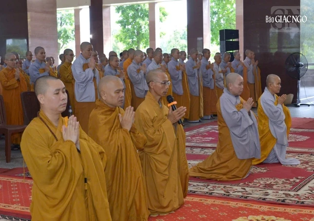 Thượng tọa Thích Phước Lượng khải bạch cầu thỉnh Đại lão Hòa thượng Viện trưởng Học viện có lời khai thị cho các Tăng Ni trẻ