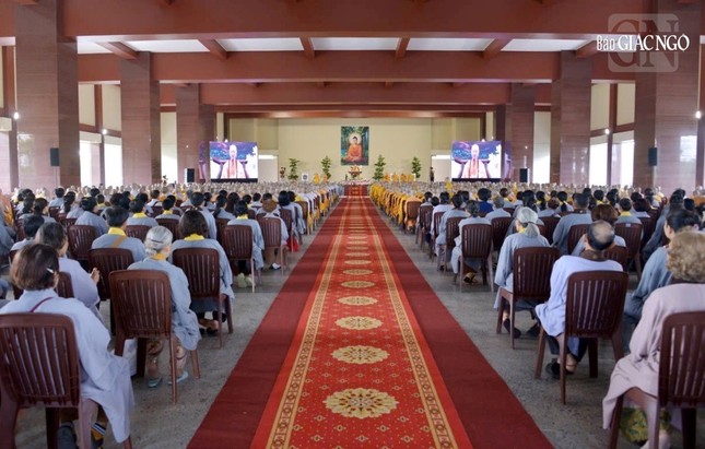 Thời pháp thoại diễn ra tại Đại giảng đường Minh Châu với hơn 1.000 Tăng, Ni và Phật tử tham dự