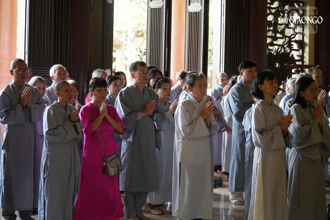 Phật tử vân tập hướng tâm cầu nguyện