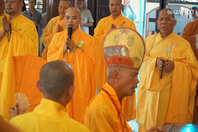 Hòa thượng Thích Huệ Tâm sám chủ lễ cúng ngọ