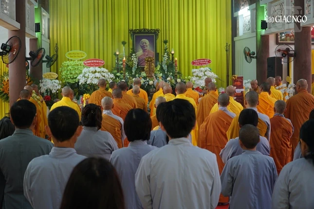 Thành kính tưởng niệm bậc thầy hướng đạo của nhiều bậc thầy và Phật tử