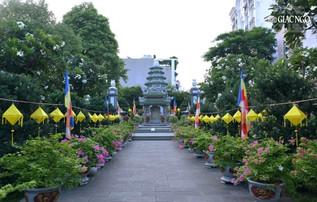 Bảo tháp Pháp Lạc nơi lưu giữ nhục thân của Trưởng lão Hòa thượng Thích Minh Châu trong khuôn viên thiền viện Vạn Hạnh