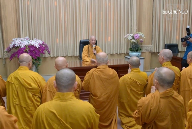 Đức Pháp chủ sách tấn chư tôn đức Hội đồng Điều hành về công tác quản lý và đào tạo tại Học viện trong xu thế hiện nay